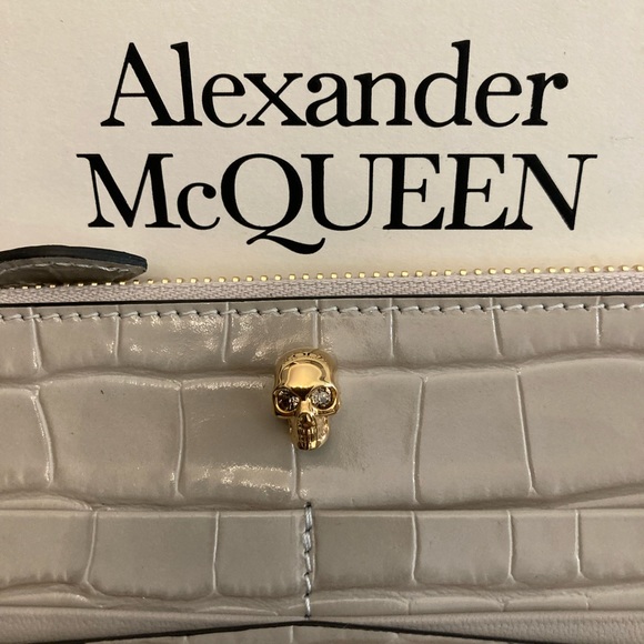 ALEXANDER McQUEEN Women’s Skull Flat Zip Wallet - Picture 5 of 7
